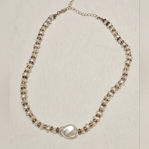 Elegant Pearl and Gold Necklace